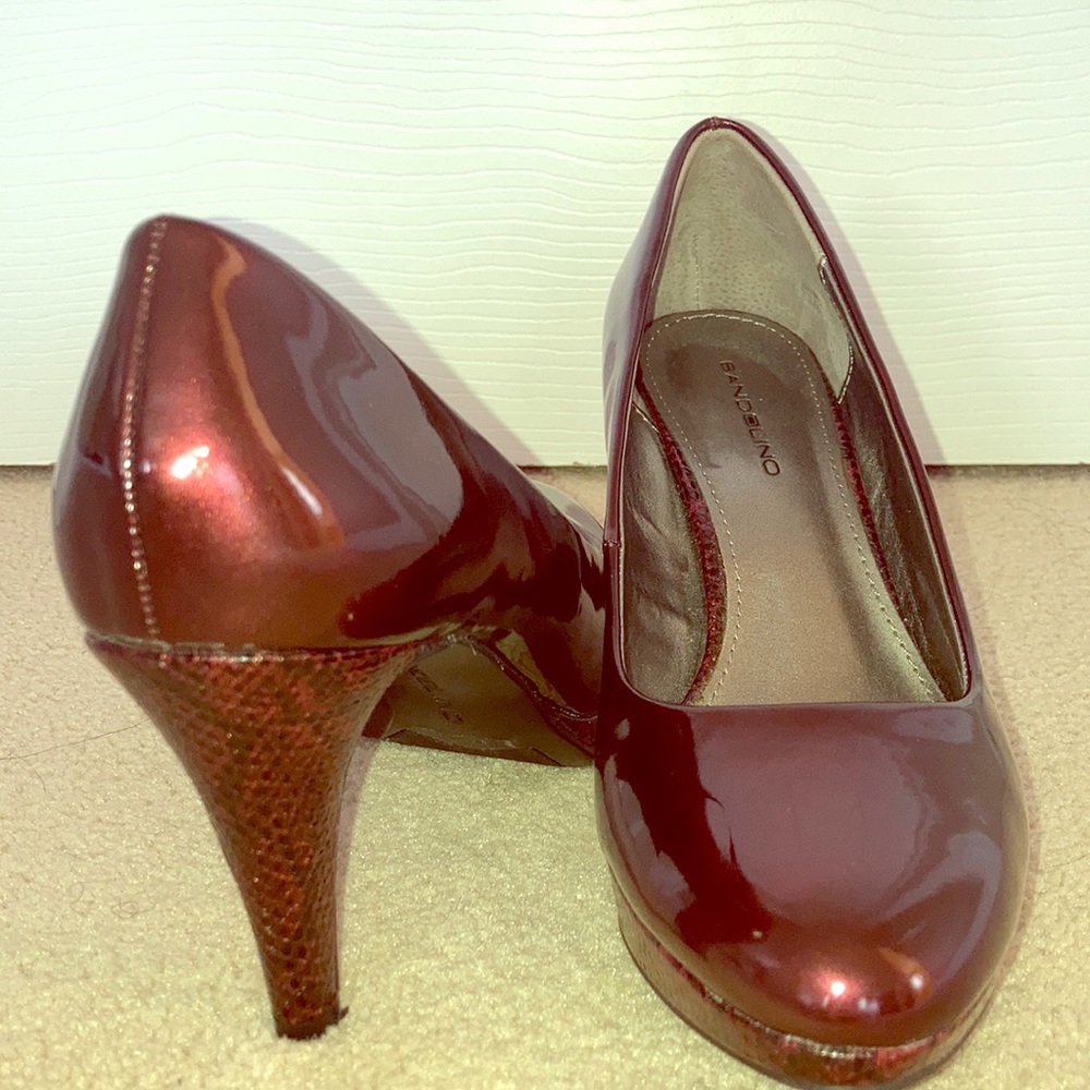 Pumps burgundy patent finish
